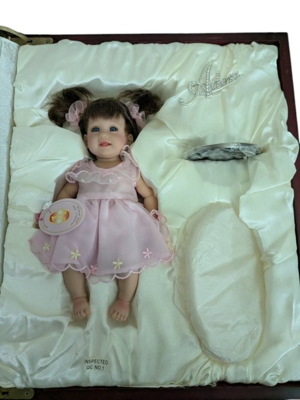 NEW 2005 Adora Collector's Club Limited Edition Doll Box Pin Brooch Stand Coin